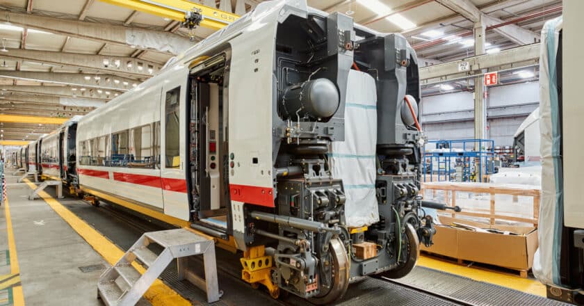 Coches del ICE-L de Deutsche Bahn en el interior de una de las factorías de Talgo. © TALGO.