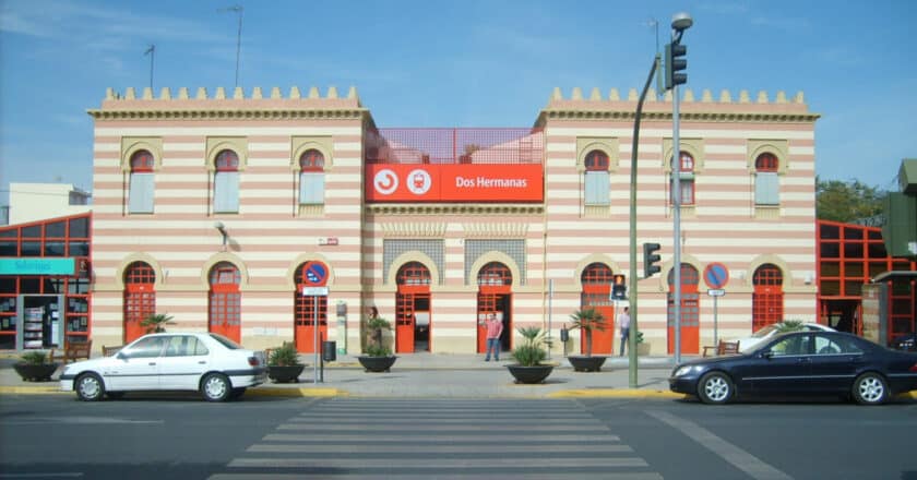 Fachada exterior de la estación de Dos Hermanas, a la que desde hoy llega la C-5 de Cercanías Sevilla. (CC BY SA) PEEJAYEM-WIKIMEDIA COMMONS. Imagen recortada