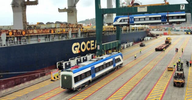 Descarga de dos coches con cabina de la serie SFE-100 en el puerto de San Antonio. © EFE - TRENES DE CHILE.