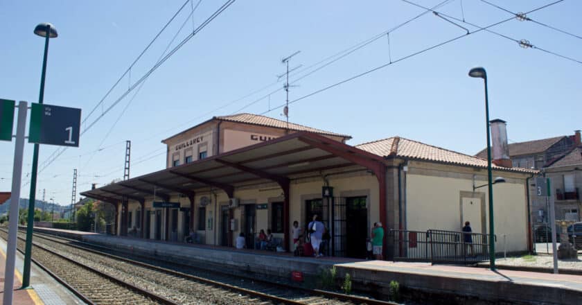 Andenes de la estación de Guillarei. (CC BY SA) BENE RIOBÓ. Imagen recortada.