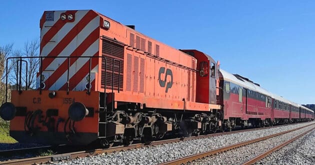 Composición reducida del tren Al Andalus con la locomotora Alco 1554 de CP cerca de Torre das Vargens. © MARCO MENDOÇA.