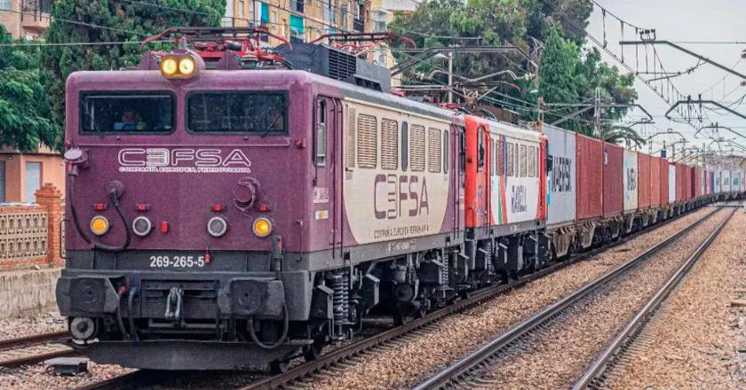 Tren de transporte combinado de CEFSA remolcado por una doble de 269. © CEFSA.