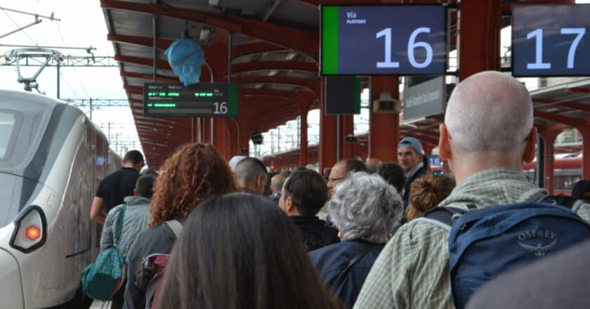 Personas entrando en un tren AVE de la serie 106 destino La Coruña. © MIGUEL BUSTOS.