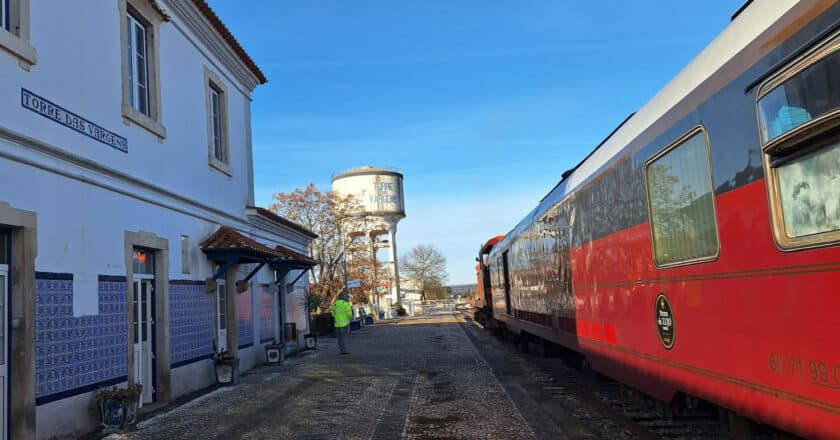 El tren Al Ándalus en la estación portuguesa de Torre das Vargens. © RENFE.