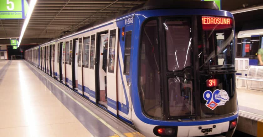 Tren de la serie 2000-B del metro de Madrid en la estación de Casa de Campo de la línea 5. © MIGUEL BUSTOS.