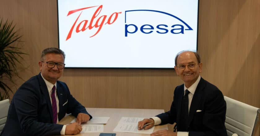 20250218 01 El CEO de Pesa, Krzysztof Zdziarsk, y el presidente de Talgo, Carlos Palacio, durante la firma del MoU. © TALGO.