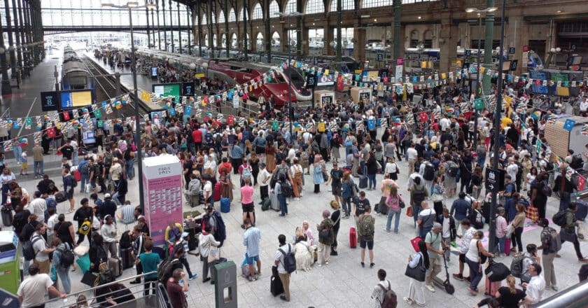 La estación parisina de Gare du Nord abarrotada de viajeros. (CC BY SA) GEOMANCER448-WIKIMEDIA COMMONS. Imagen recortada.