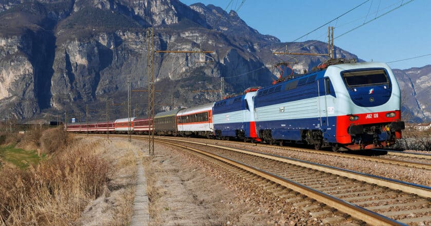 Tren de European Sleeper con dos locomotoras E402 camino de Venecia © ANDREA DE BERTI.