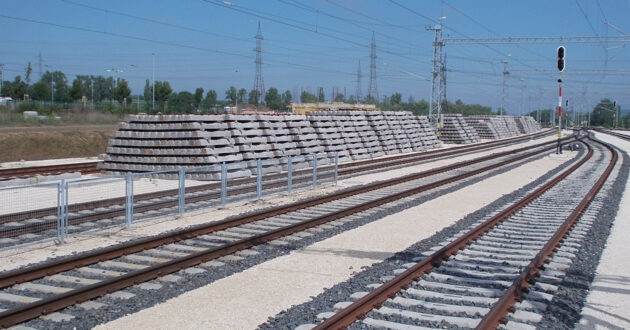 Százhalombatta station during construction work on the new route (CC BY SA) GLOBELTROTTER19-WIKIMEDIA COMMONS. Cropped image.