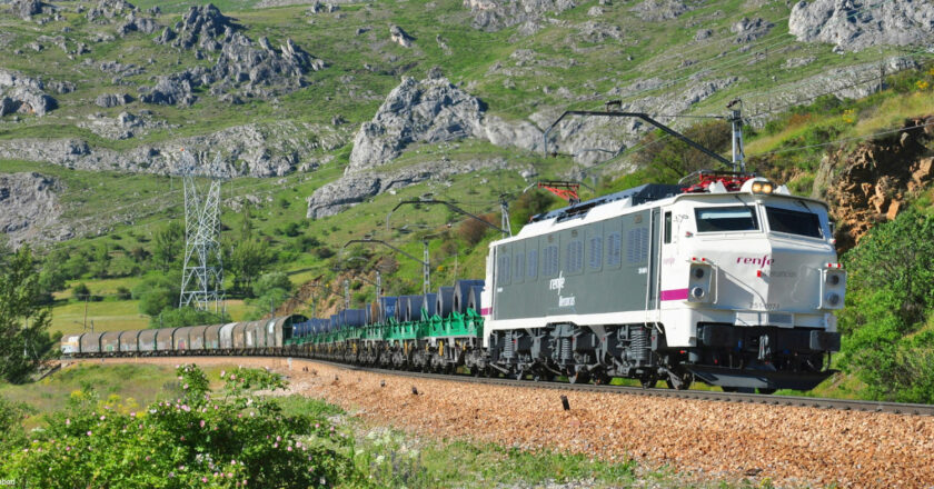 Tren bobinero de Renfe Mercancías cruzando la rampa de Pajares. (CC BY NC SA) PABLO NIETO ABAD-FLICKR. Imagen recortada